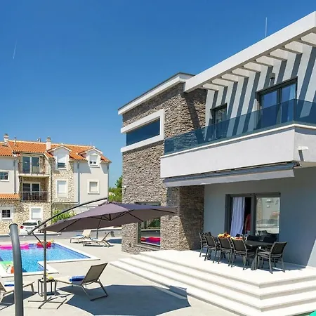 4 Bedroomstunning In شيبينيك
