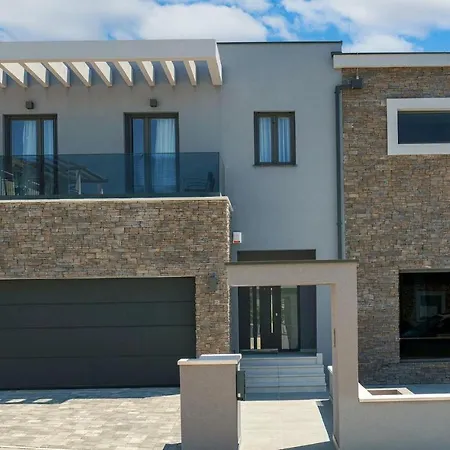 4 Bedroomstunning In *