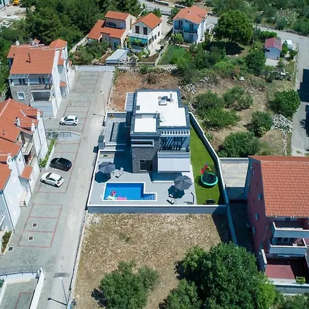 4 Bedroomstunning In *